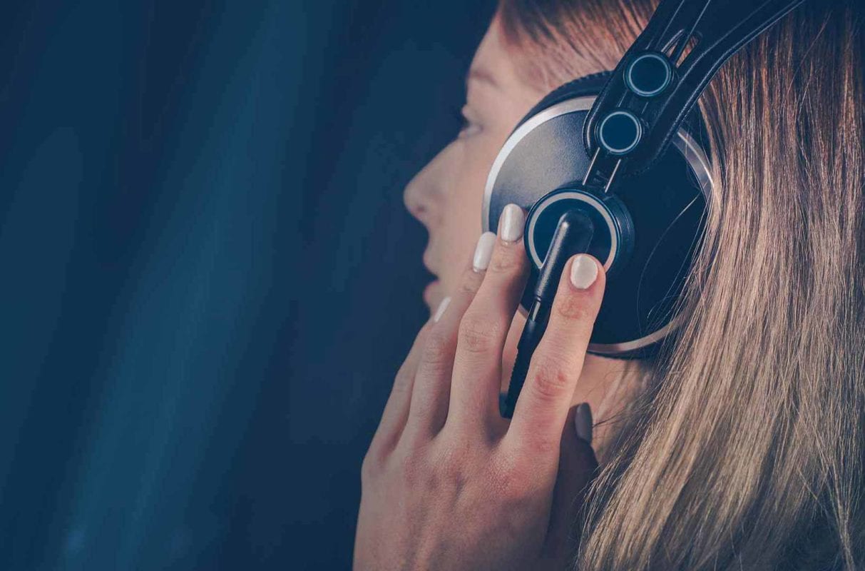 girl-listening-the-music